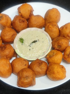 உருளைக்கிழங்கு மசாலா போண்டா (Potato masala bonda recipe in tamil) செய்முறை முக்கிய புகைப்படம்