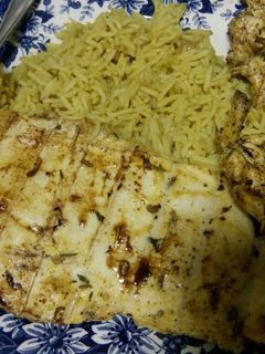 صورة لوصفة صدور دجاج بالزبادي في الفرن مع رز بالكاري والزبيب 😍😋