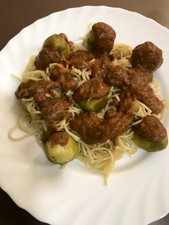 Una foto de Fideos chinos con brócolis y tomates deshidratados