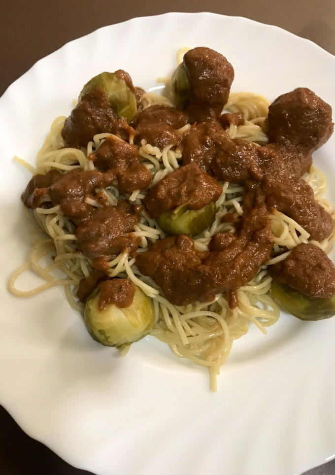 Una foto de Fideos chinos con brócolis y tomates deshidratados