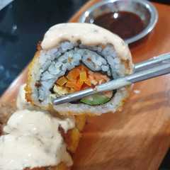 A picture of Salmon sushi roll.