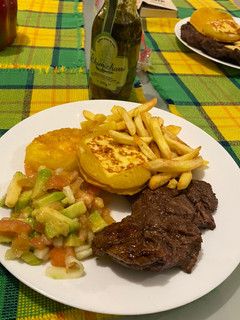 Una foto de Carne a la parrilla con piña y arepa de chócolo✨