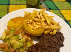 Una foto de Carne a la parrilla con piña y arepa de chócolo✨