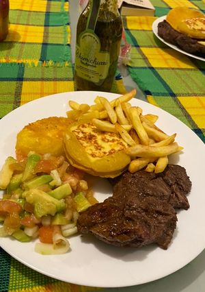 Una foto de Carne a la parrilla con piña y arepa de chócolo✨
