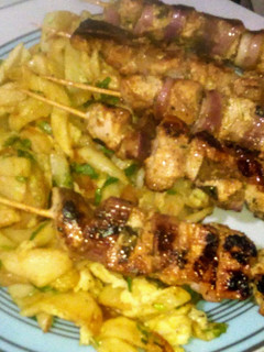 صورة لوصفة بروشات الدجاج مشوية بتتبيلة ياسر بنينة 😋 مع فريت
