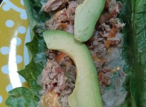 Una foto de Tacos de lechuga con atún