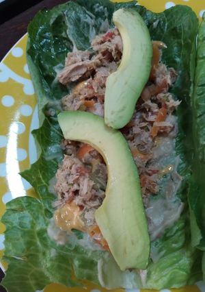 Una foto de Tacos de lechuga con atún