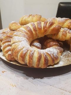 O poză a rețetei Cornuri pufoase și delicioase cu gem.