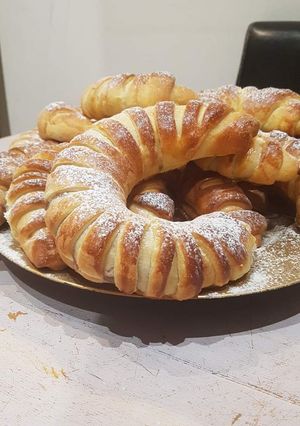 O poză a rețetei Cornuri pufoase și delicioase cu gem.
