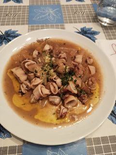 Una foto de Calamares encebollados con salsa Meri
