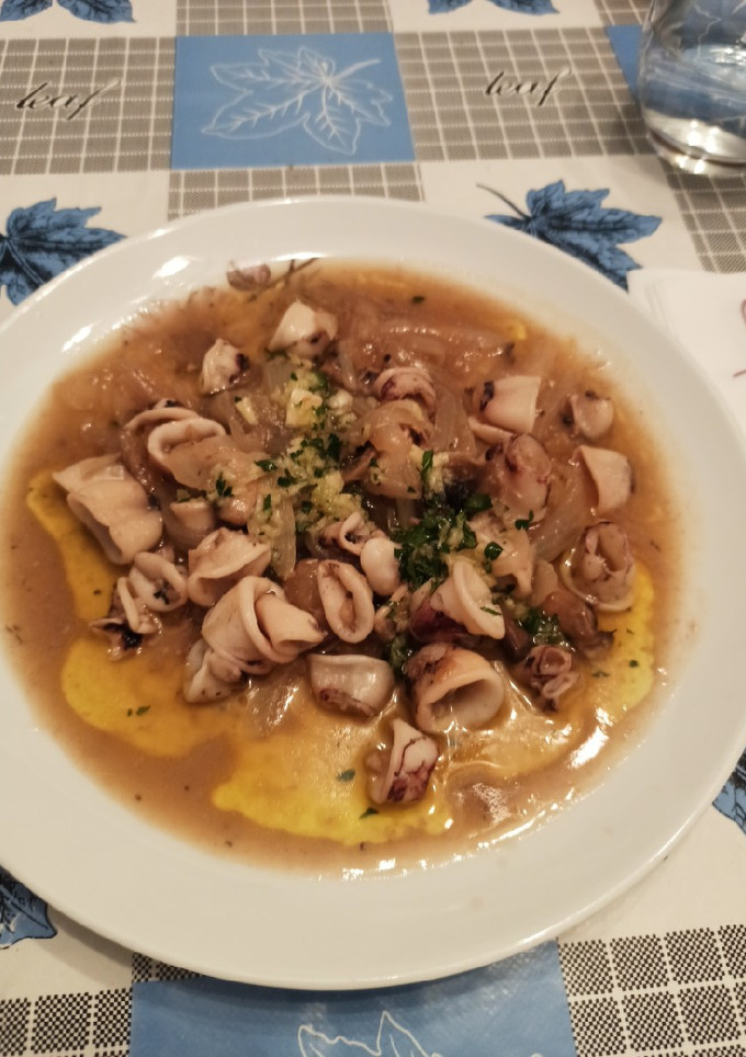 Una foto de Calamares encebollados con salsa Meri