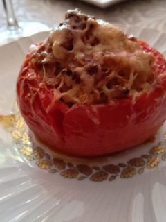 Una foto de Tomates rellenos de arroz y carne
