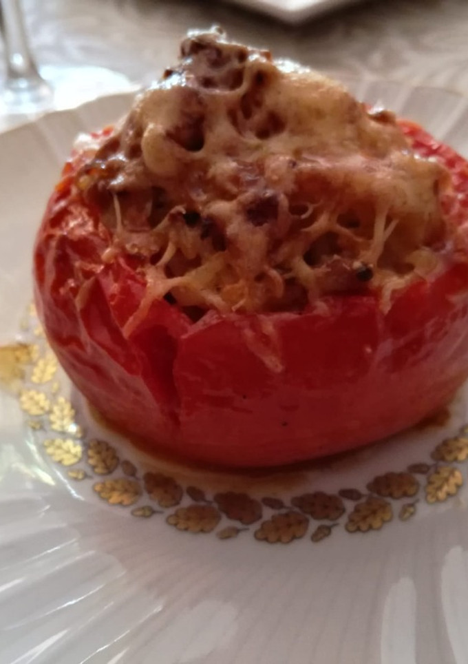 Una foto de Tomates rellenos de arroz y carne