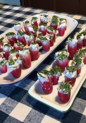Une photo de Radis roses à la ricotta,basilic et ail triquetre séché