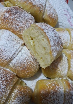 O poză a rețetei Cornuri dospite cu brînză.