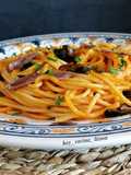 Spaghetti con anchoas y aceitunas negras