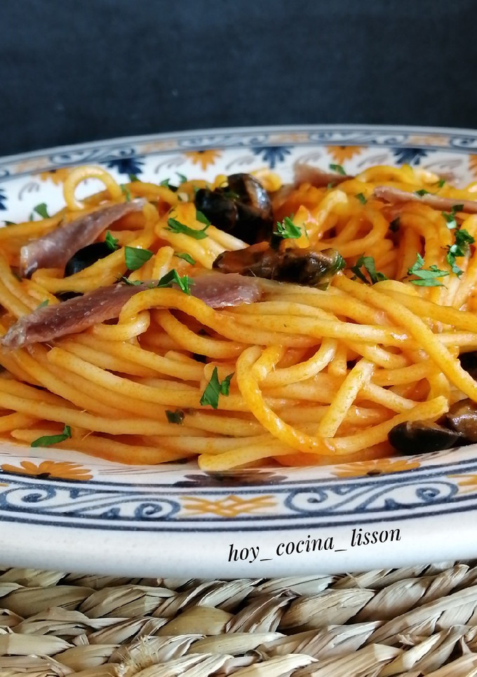 Una foto de Spaghetti con anchoas y aceitunas negras