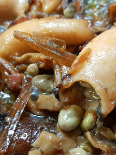 Una foto de Calamares rellenos de habitas y setas con jamón serrano