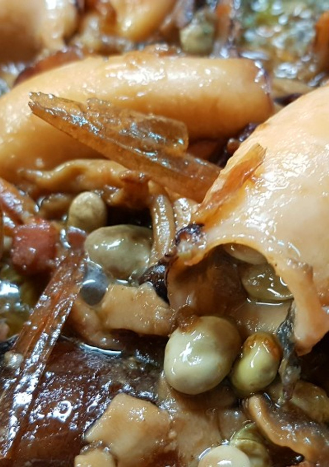Una foto de Calamares rellenos de habitas y setas con jamón serrano