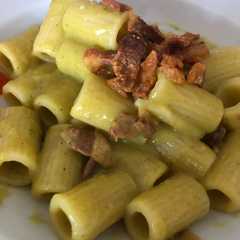 A picture of Mezze maniche crema di piselli e pecorino, con guanciale croccante.