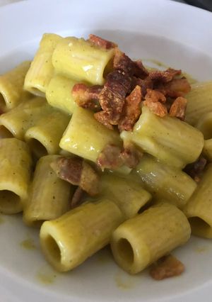 Foto di Mezze maniche crema di piselli e pecorino, con guanciale croccante