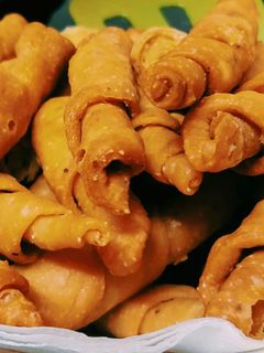 सूजी और मैदा से बना स्नैक्स (suji aur maida se bana snacks recipe in Hindi) रेसिपी मुख्य फोटो