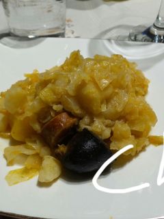 Una foto de Repollo con chorizo y morcilla