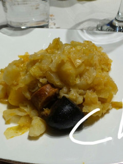 Una foto de Repollo con chorizo y morcilla