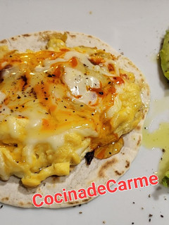 Foto principal de Huevo revuelto con sobrasada, queso y miel