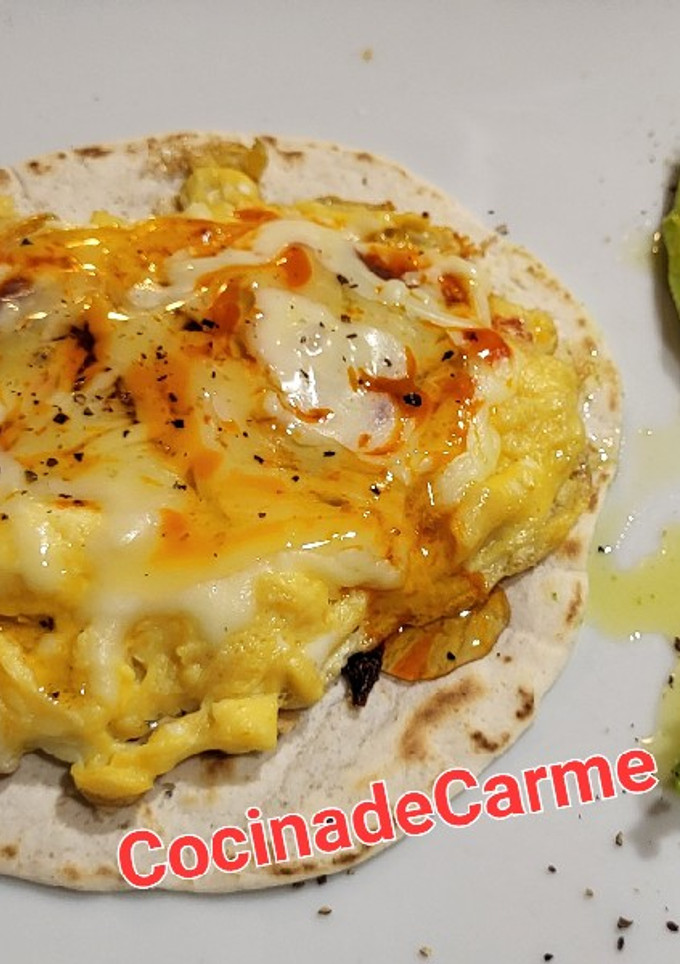 Una foto de Huevo revuelto con sobrasada, queso y miel