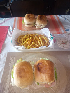 Una foto de Hamburguesas al pan con fritas a la uruguaya🍔🍟