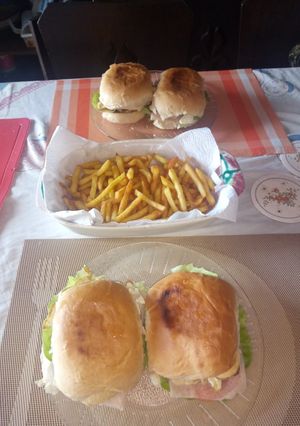 Una foto de Hamburguesas al pan con fritas a la uruguaya🍔🍟