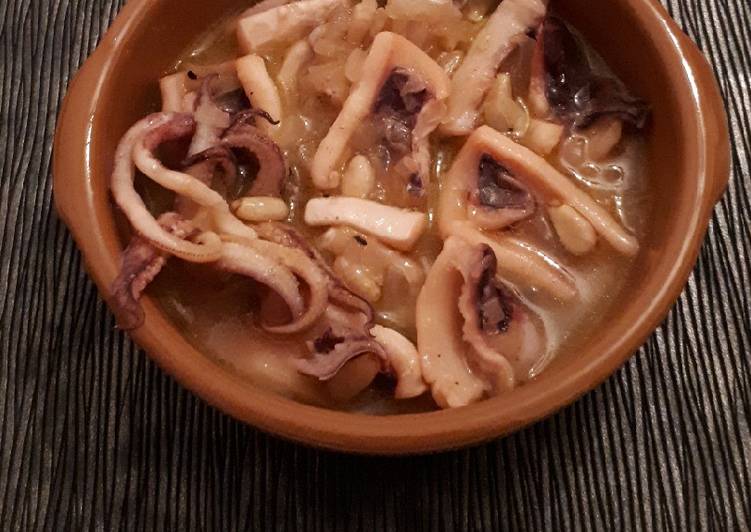 Tapa de calamares con cebolla, piñones y vino blanco