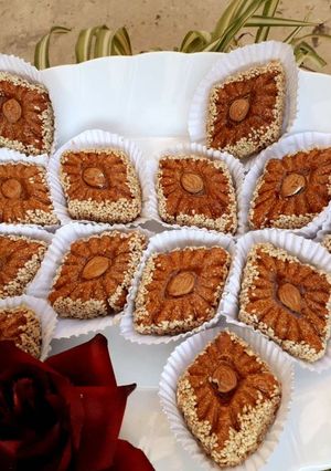 A picture of Makroud with Honey Syrup.