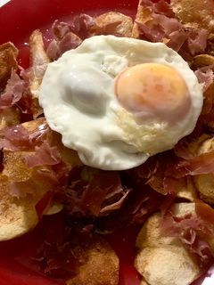 Una foto de Patatas chips con huevo y jamón