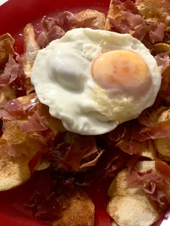 Una foto de Patatas chips con huevo y jamón