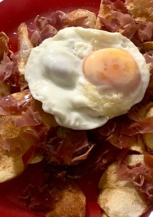 Foto principal de Patatas chips con huevo y jamón