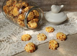 Una foto de ✨💖Galletitas de queso de mi abuela💖✨Se desarman en el paladar, doradas por fuera, tiernas por dentro