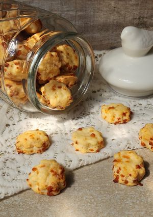 Una foto de ✨💖Galletitas de queso de mi abuela💖✨Se desarman en el paladar, doradas por fuera, tiernas por dentro