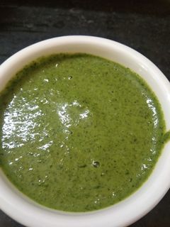 धनिया पुदीने की चटनी (Dhaniya pudine ki chutney recipe in Hindi) रेसिपी मुख्य फोटो