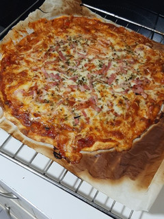 Una foto de Pizza de queso y bacon
