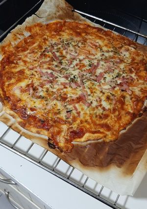 Una foto de Pizza de queso y bacon
