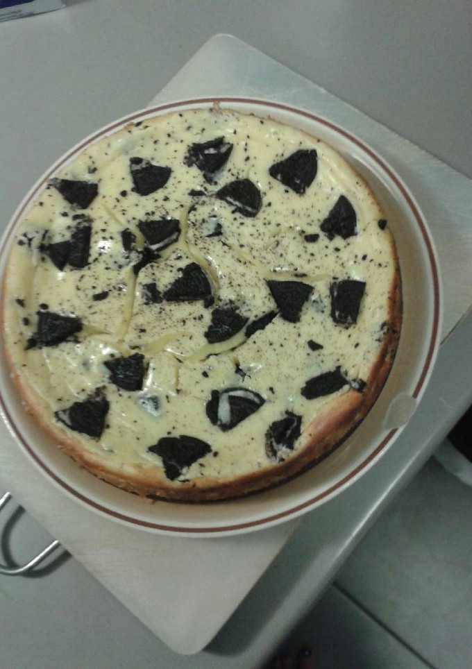 A picture of Oreo cookie cheesecake.