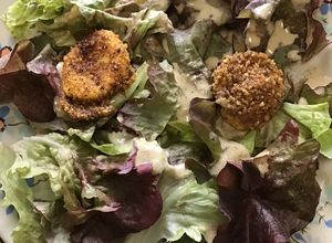Une photo de Jaunes d'œufs panés salade feuille de chêne