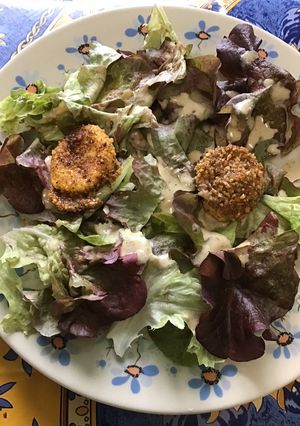 Une photo de Jaunes d'œufs panés salade feuille de chêne