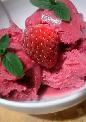 Una foto de Sorbete de vino tinto y fresa