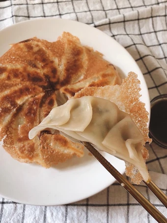 Easy Steps to Make Recipe 👩🏽‍🍳🧑🏼‍🍳Crispy Pork Gyoza Recipe •My Favourite Home Style Gyoza Recipe with the Sauce |ThaiChef Food that is Awesome, Can Spoil the Tongue}
