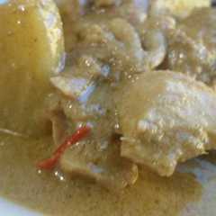 A picture of Ayam masak kurma Ala dewi.