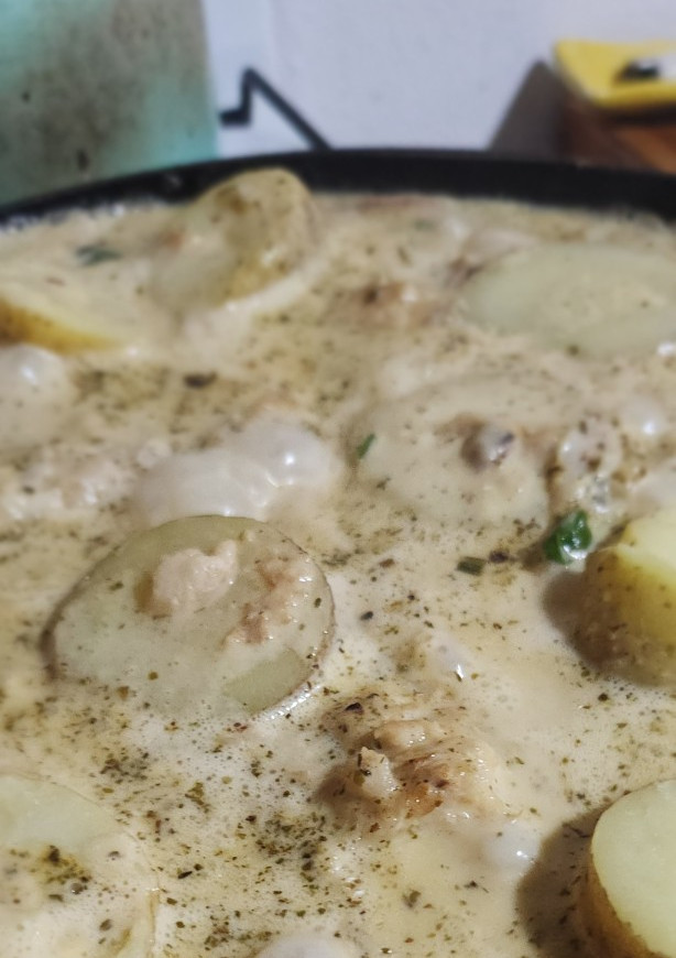 Una foto de Filet de merluza a la crema con papas