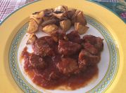 Una foto de cordero patatas